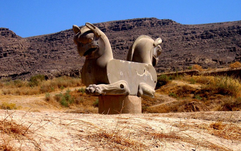 Homa_statue_in_Persepolis
