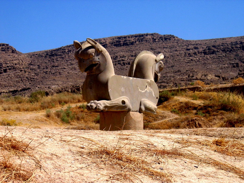 Homa_statue_in_Persepolis