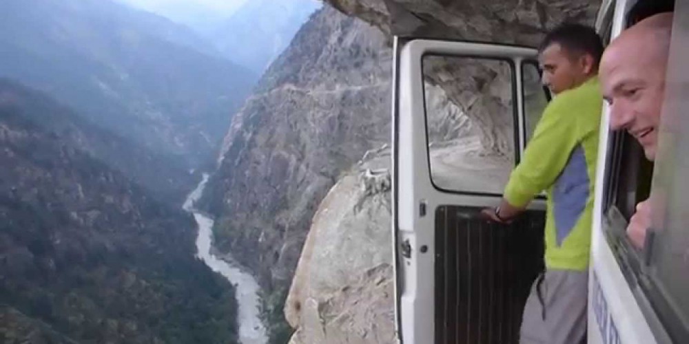 Cel mai periculos drum din lume este în Himalaya