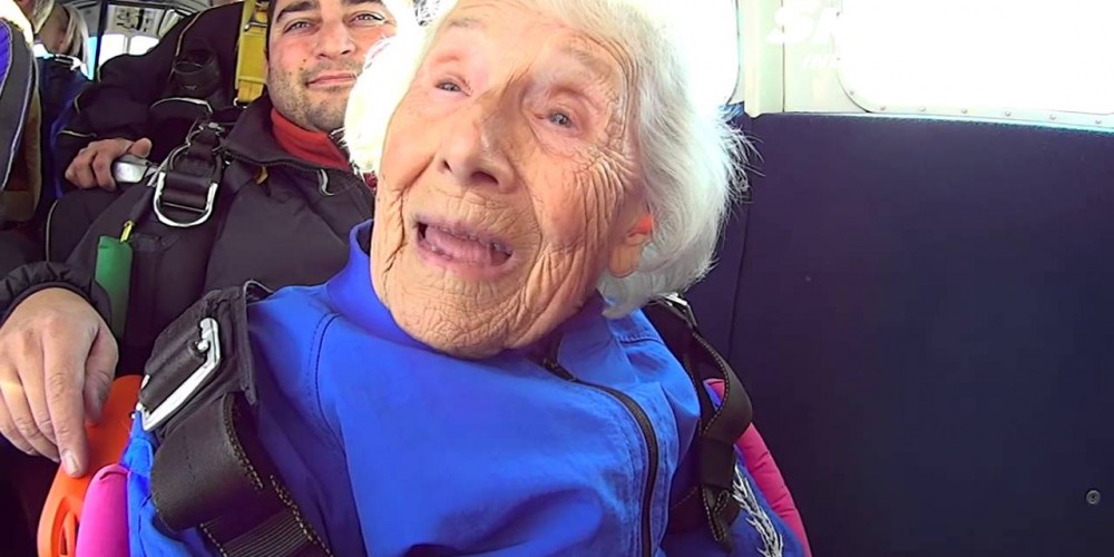 La 96 de ani a zburat cu paraşuta