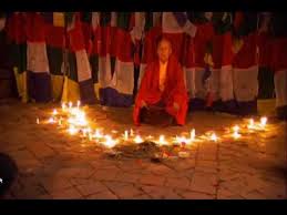 Un călugăr buddhist din Nepal face levitaţie
