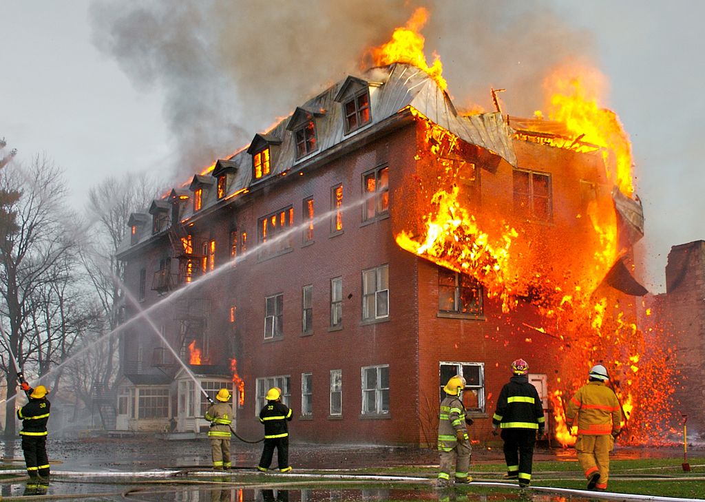 foto de Sylvain Pedneault. Un incendiu în Massueville, Quebec, Canada. Sursa Wikipedia.