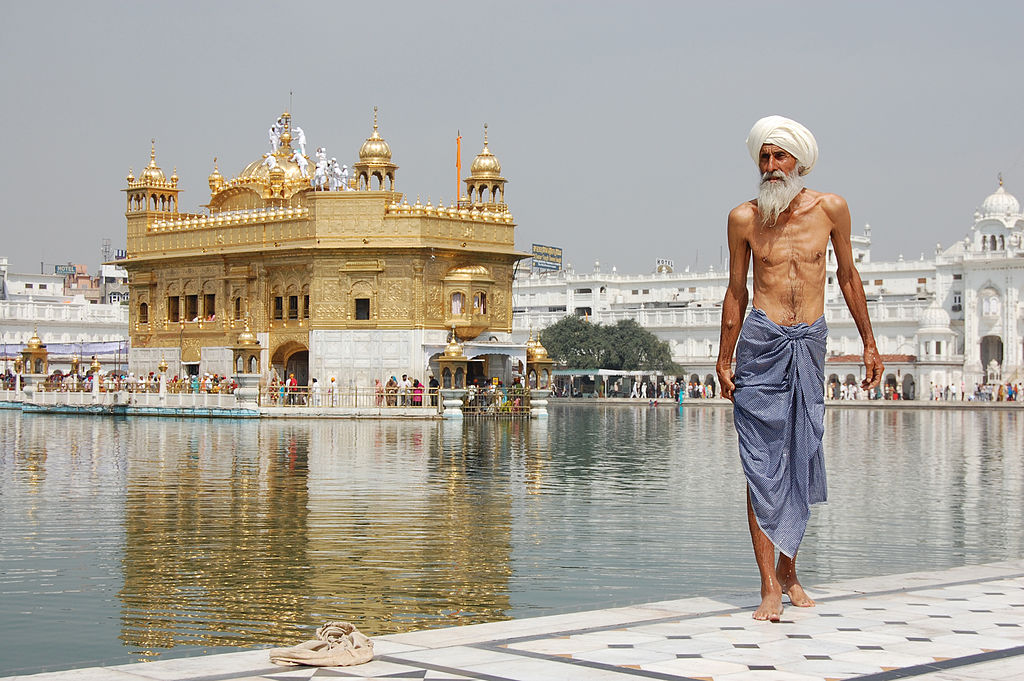 Pelerin sikh la Templul de Aur din Amritsar. Autor foto Paulrudd. Sursa Wikipedia. 
