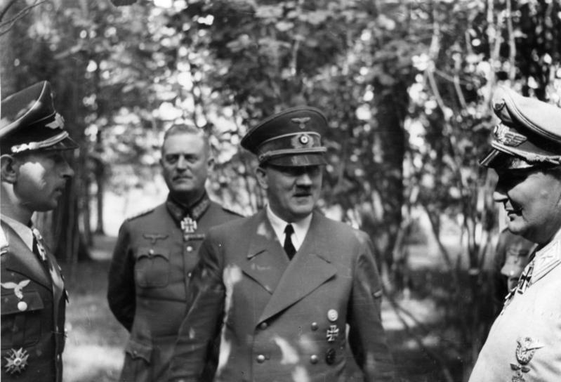 Hiltler înconjurat de Wilhelm Keitel, Werner Mölders, Hermann Göring, Bundesarchiv, Bild, Wikipedia
