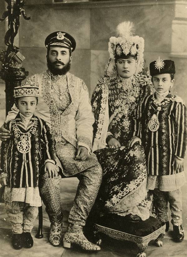 Aristocratul Chandra Shamsher Jung Bahadur Rana şi familia lui în 1900. Sursă Wikipedia.